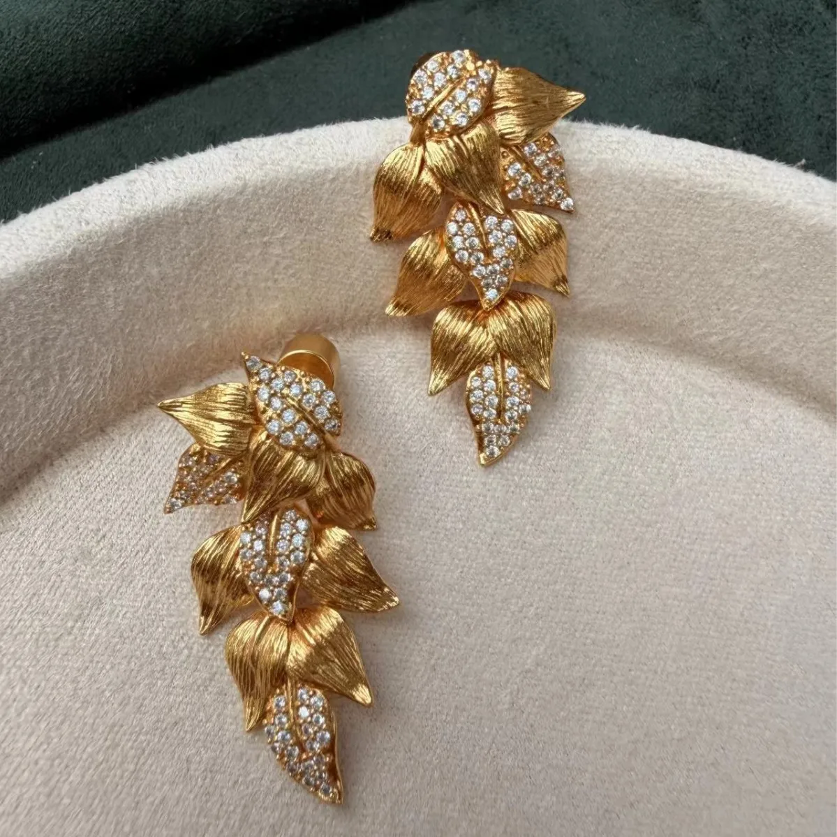 

French vintage gold leaf stud earrings for women new plant shiny zircon classic ear accessory