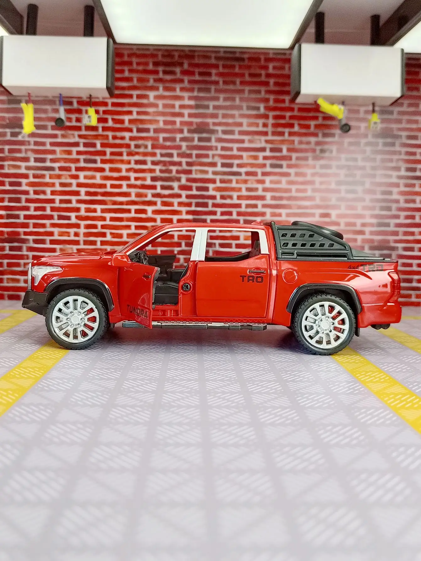 1:32 시뮬레이션 토요타 툰드라 합금 자동차 모델은 시뮬레이션된 사운드 및 조명 기능을 갖추고 있으며 양쪽 문이 열 수 있습니다.