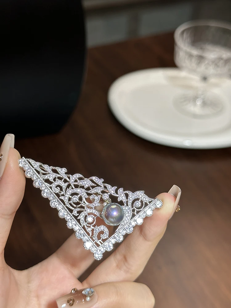 Брошь с жемчугом и треугольником и бриллиантами, высококачественная изысканная модная брошь-булавка, нишевый дизайн одежды, ювелирные изделия