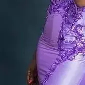 فستان زفاف حورية البحر من الدانتيل المطرز مع أكمام شفافة من خلال فستان طويل أنيق مزين بالتفاصيل للعروس