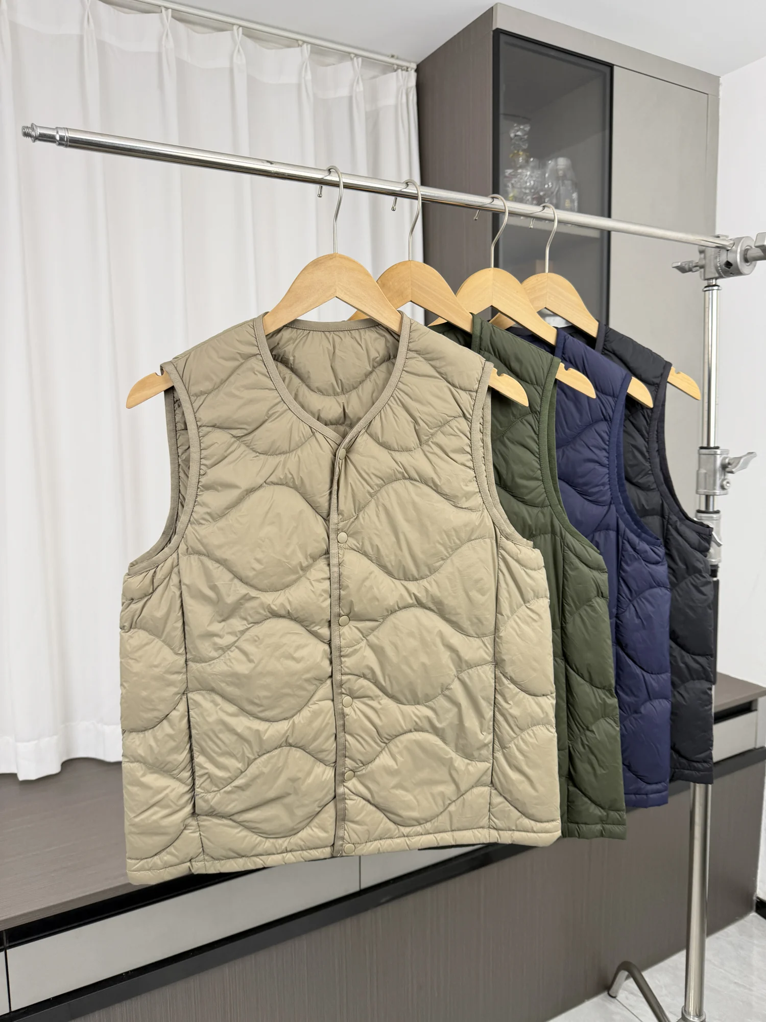 Lightweight Not Bulky Soft Smooth Men's down Vest Fashionable Outdoor Warmth Inner Core Duck down Casual Style Pure Color