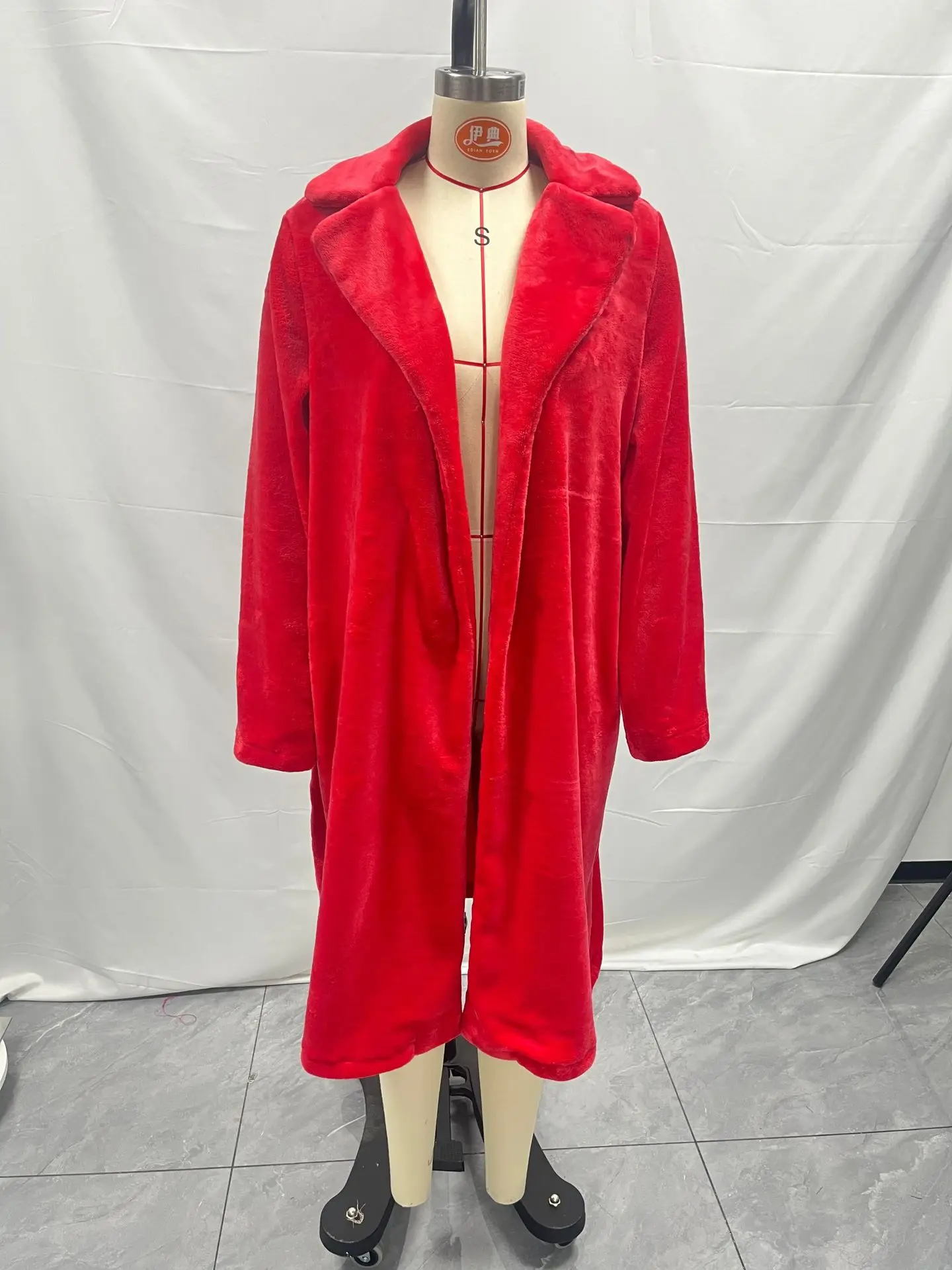 المرأة الشتاء أفخم معطف طويل دافئ الدانتيل متابعة التلبيب فو الفراء معطف سميكة أنيقة أفخم ملابس خارجية الإناث فروي المخملية معطف طويل