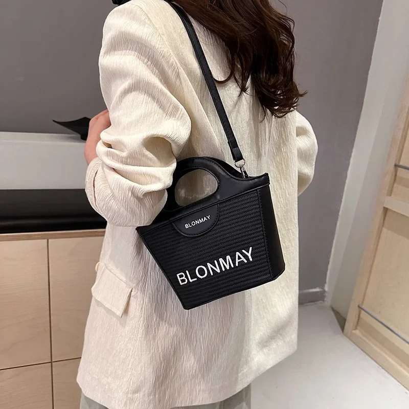 

New 2025 Women's Fashion Straw Bag. Lightweight, Simple Design, Versatile Bucket Style for Shoulder/Crossbody/Underarm Carry