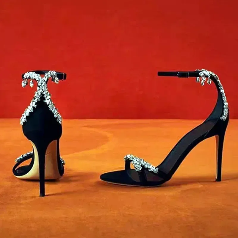 الفاخرة مصمم عالية الكعب النساء بلينغ كريستال سلسلة تصميم الكعب الصنادل حذاء زفاف أنيق فستان الحفلات مضخات zapatos mujer