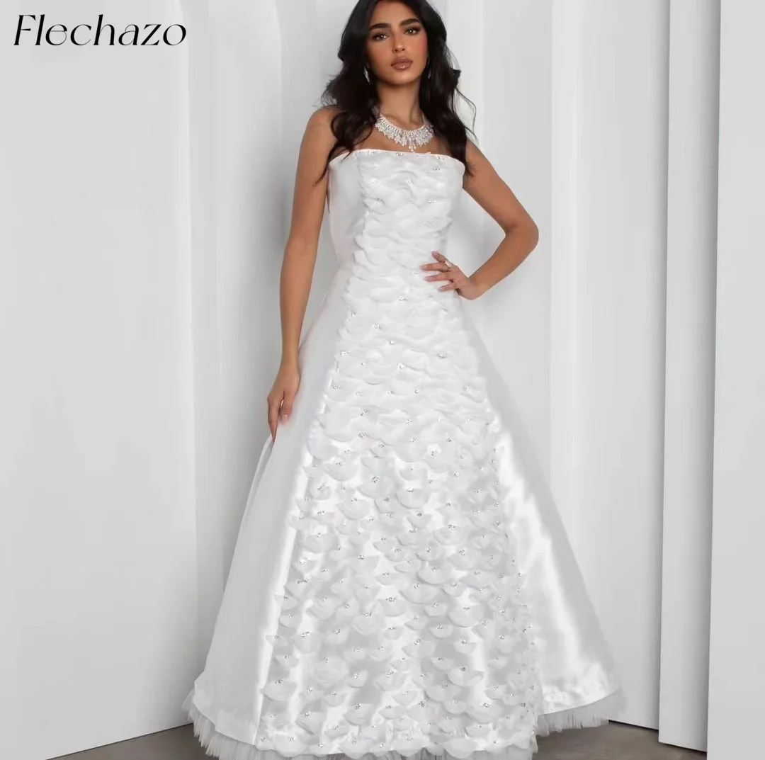 Flechazo Weißes Satin-Abschlussballkleid, trägerlos, A-Linie, mit Perlenapplikationen, formelles Partykleid für Frauen 2024 فساتين السهرة
