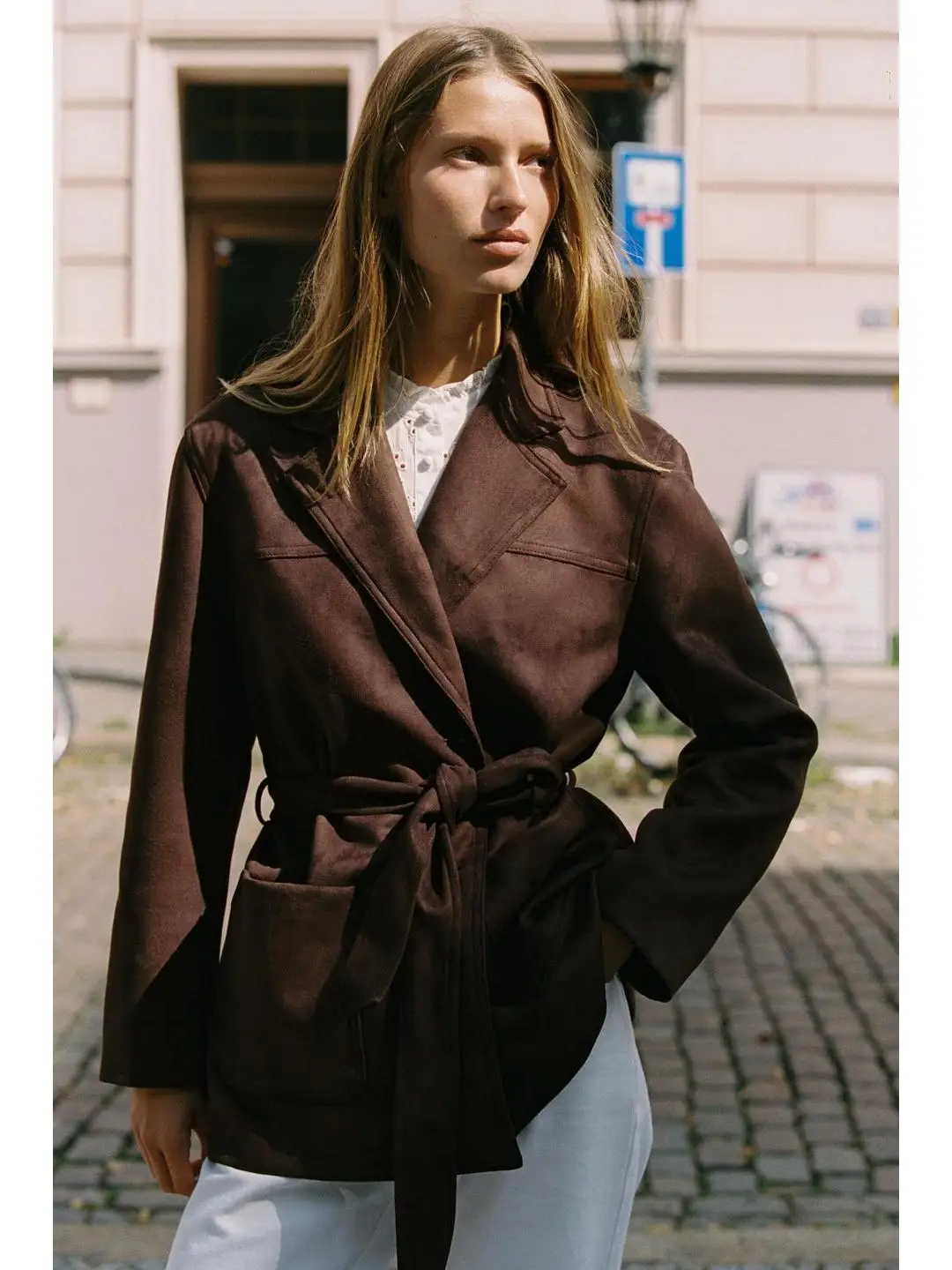 

Длинная куртка из искусственной замши с пуговицами, поясом и декоративной застежкой для ранней осени, для работы и склада