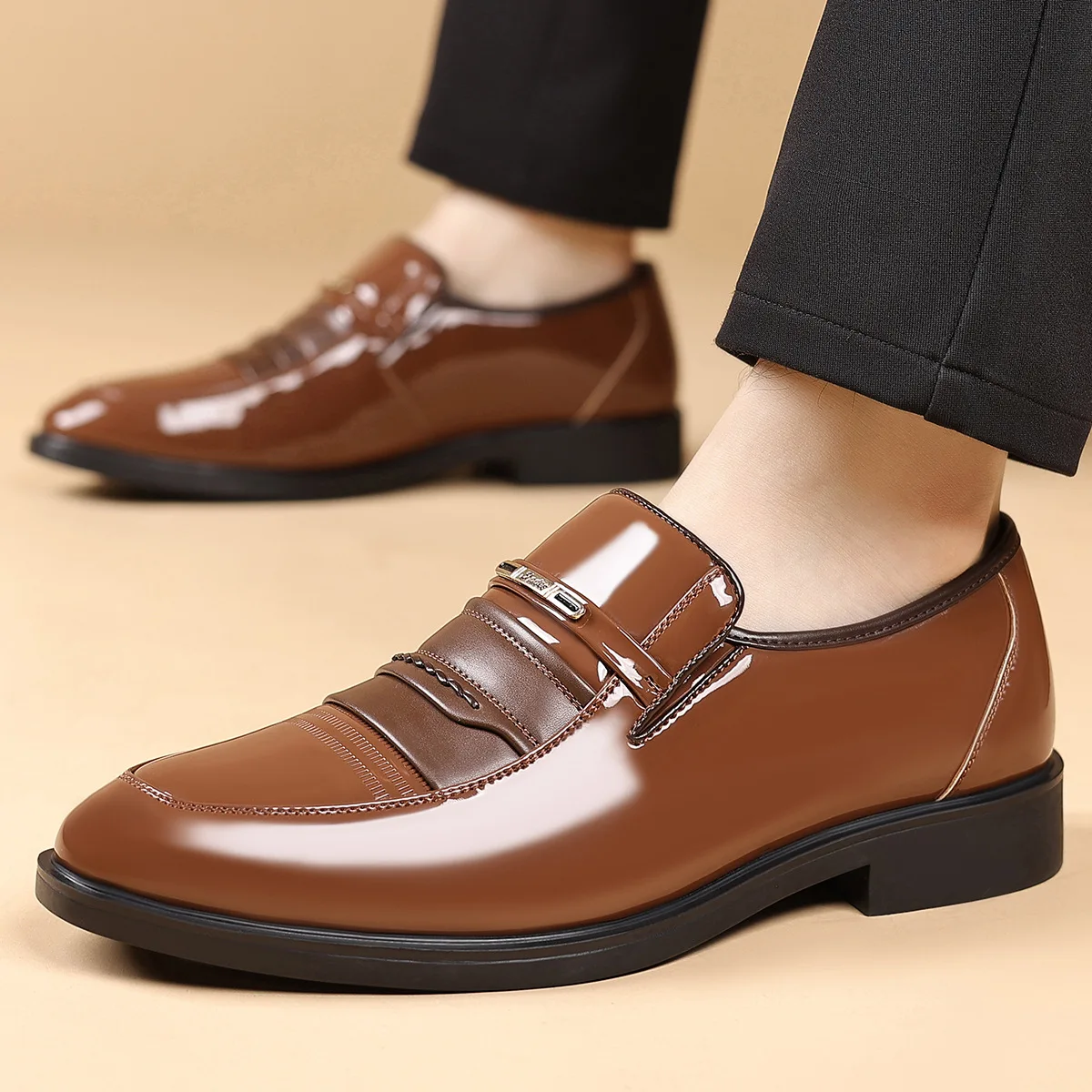 Men's leather shoes, business British patent leather, comfortable and breathable pointed-toe dress shoes for autumn and winter
