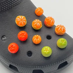 Pequenos Pins Laranja Encantos para Sandálias Tamancos, 3D Tamancos, Bonito Simulação Fruit Shoe Decorações, Chinelos da menina, Acessórios DIY, 5 pcs, 10pcs