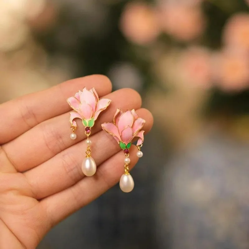 

Chinese Style Retro Ethnic Alloy Filigree Magnolia Pearl Earrings for Women Versatile Light Luxury Exquisite Vacation Party