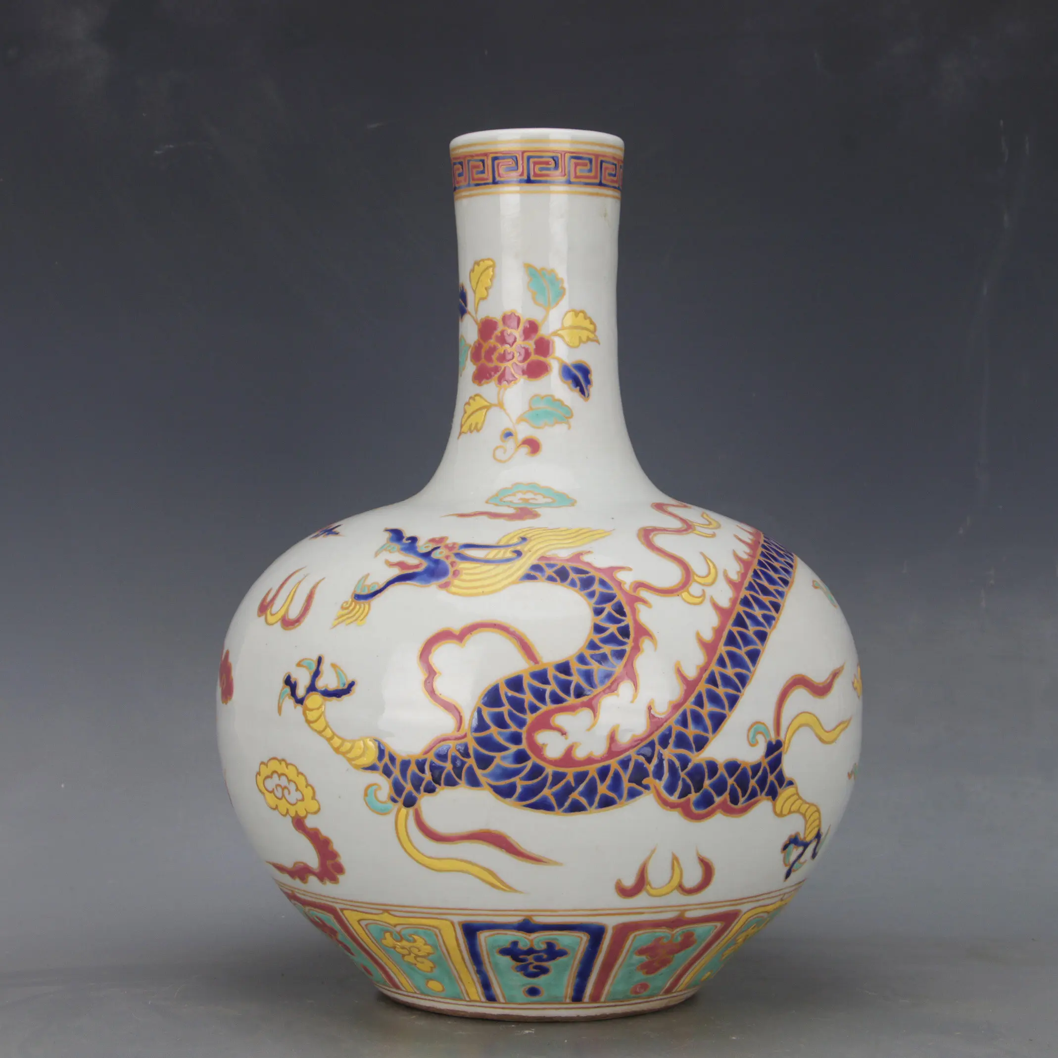 Vintage Style Ming Xuande Wucai Doucai Dragon Pattern Tianqiu Globular Vase Home Decor Collectible