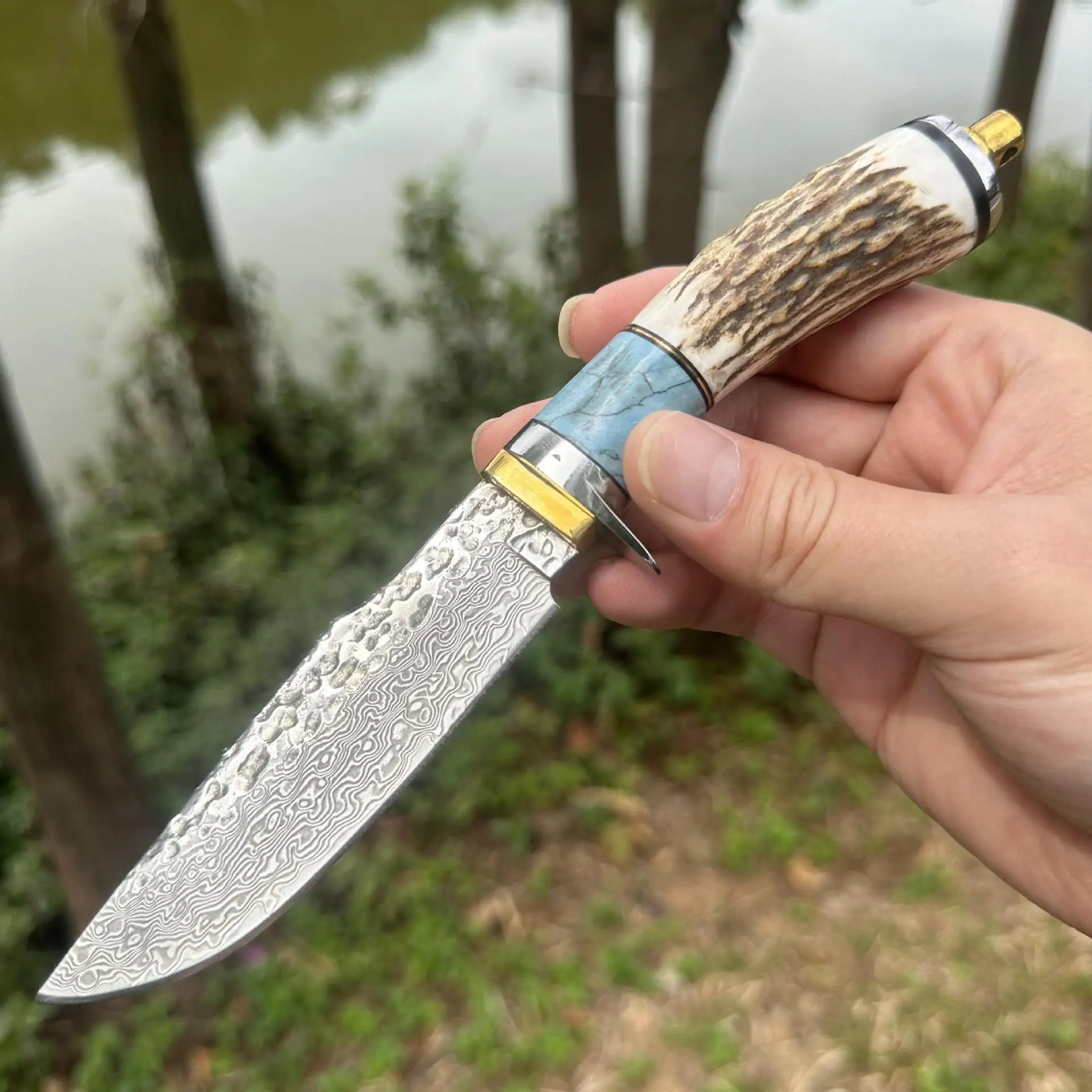 

Outdoor straight knife Damascus VG10 hammer patterned mirror light blade deer antlers inlaid brass handle gift knife