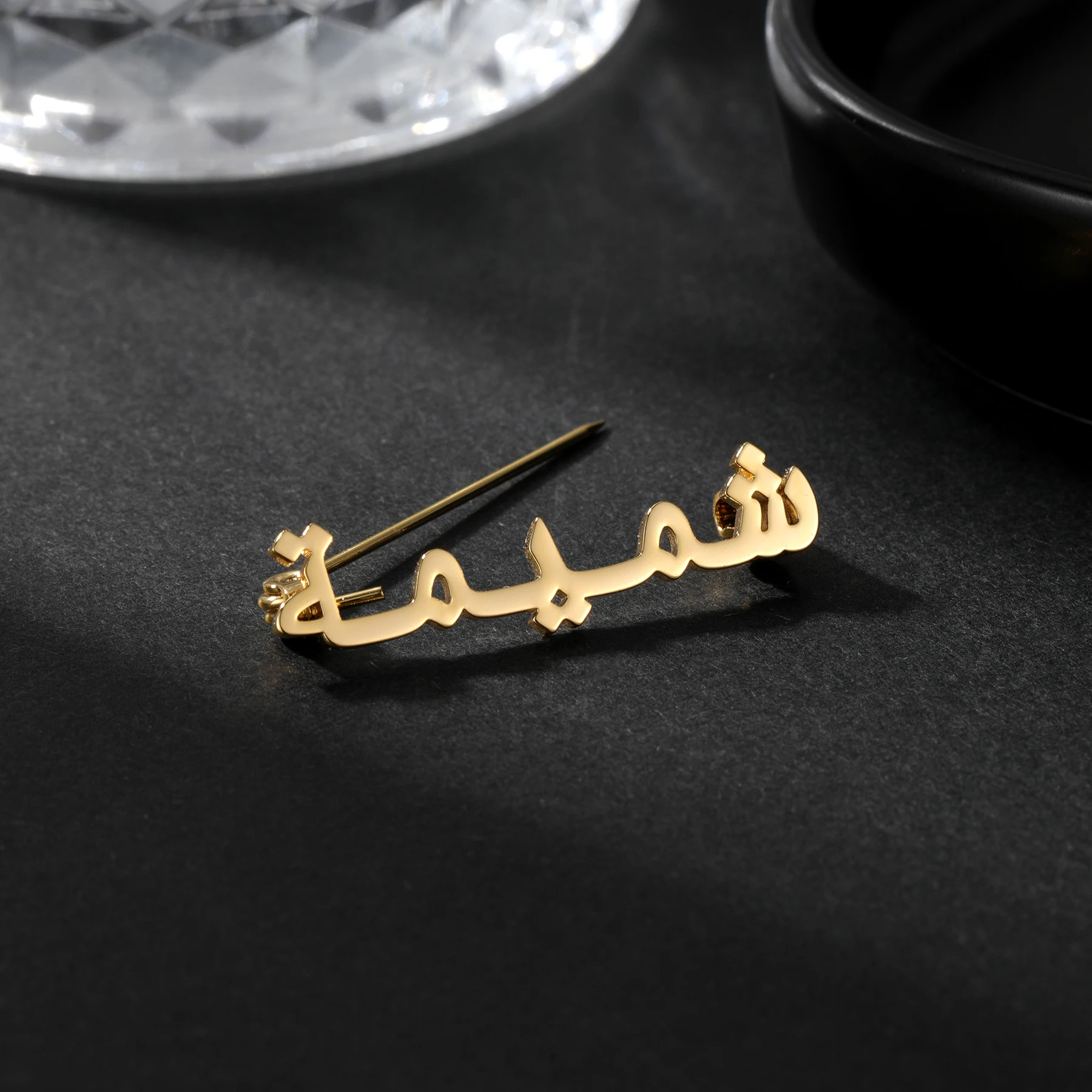 

Брошь с арабским именем на заказ, персонализированная мусульманская брошь, брошь с именем из нержавеющей стали, ювелирная брошь для вечеринки, подарок мужу для мужчин