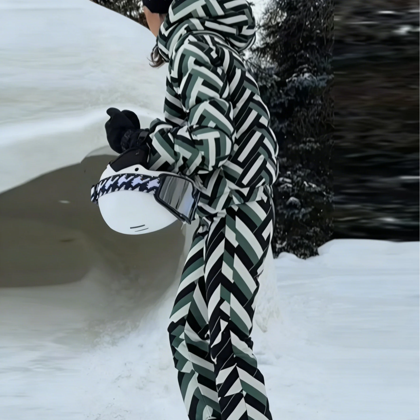 

Trendy Bold Black White Striped Green Skiwearlong Sleeve Hooded Zipper Thick Jacket Warm Pant 2026 New Woman Outdoor Sportswear