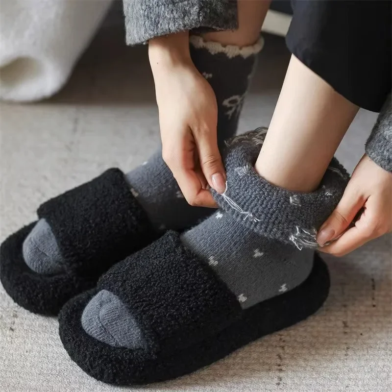 5 Paar Mix koreanischen Stil süße Schleife Plüschsocken Damen 2025, Winter warme pelzige Polka Dot Socken Damen dicke Baumwollstrümpfe