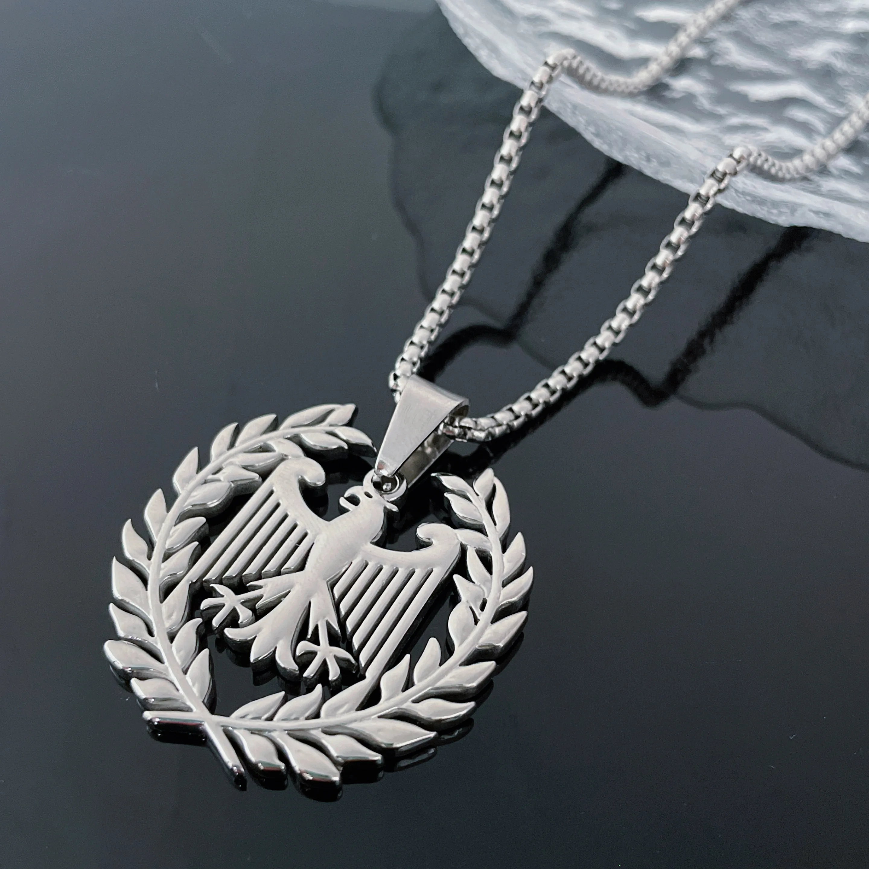 جديد الألمانية النسر الأسلحة العلم قلادة قلادة للرجال النساء الفولاذ المقاوم للصدأ ألمانيا الوطنية مجوهرات اكسسوارات هدايا بالجملة