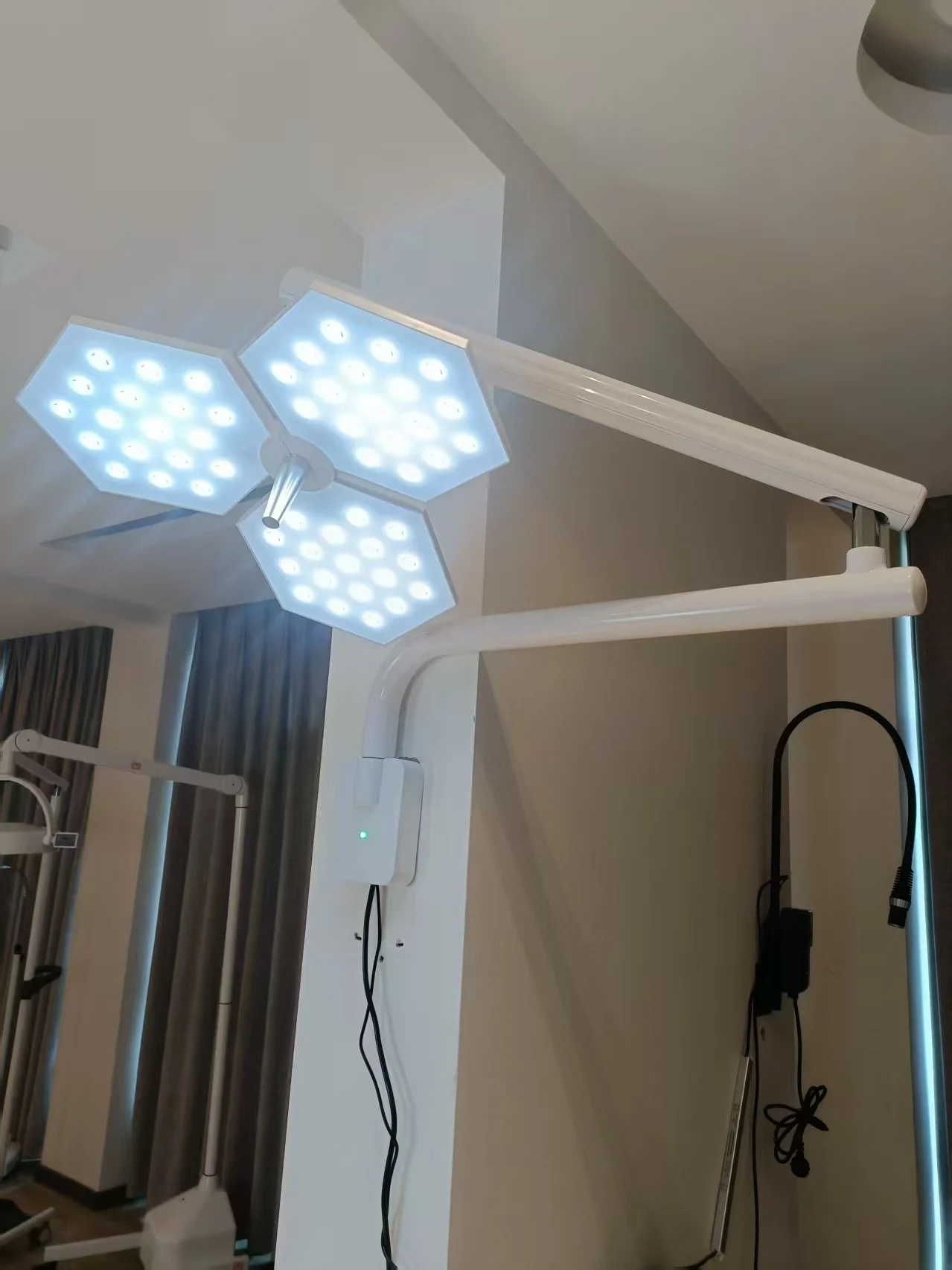 72W LED Cold Light Versatile Wall-Mounted LED Surgical Lighting For Dental, Cosmetic, Veterinary Procedures Surgery Light