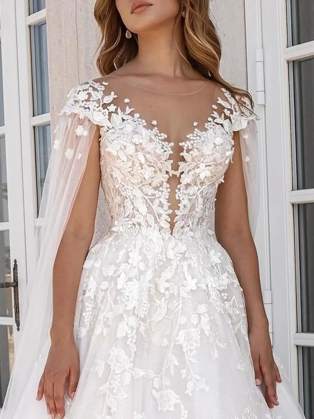 Bezaubernde Brautkleider aus Spitze, A-Linie, Blumenschnürsenkel, Tüll für die Braut, Brautkleider mit Applikationen und langem Umhang