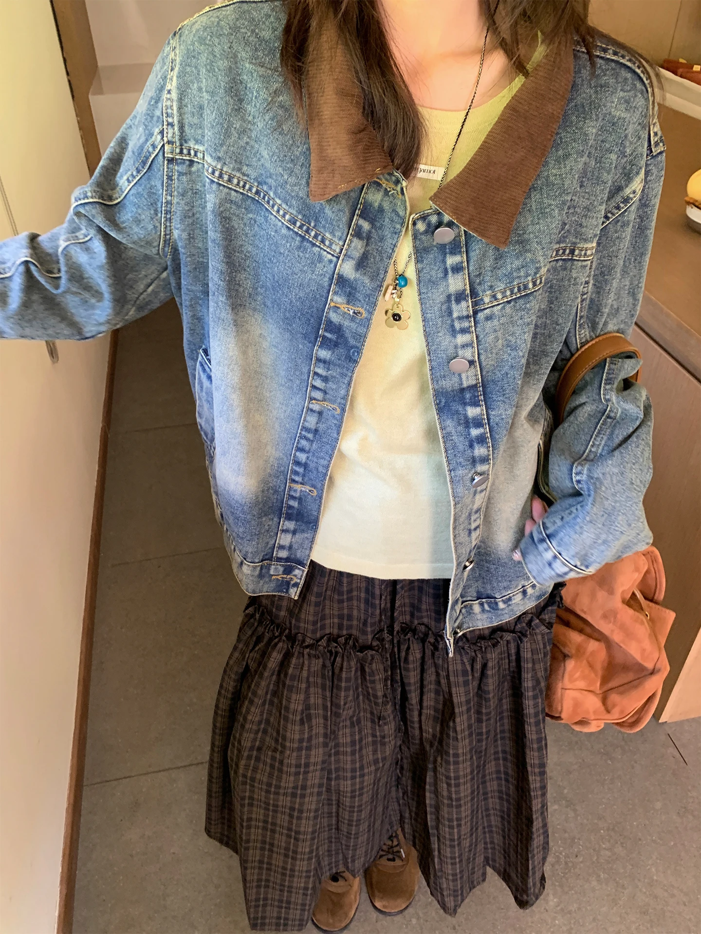 

Ретро джинсовая куртка с эффектом потертости, укороченная, свободного кроя, с отложным воротником, в корейском стиле, женская модная осенняя короткая куртка