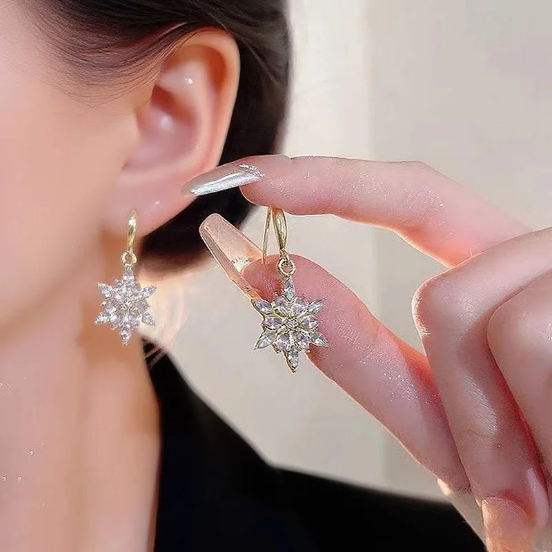 Trendy Zirkon vergoldet Schneeflocke Weihnachten Ohrringe baumeln Ohrstecker für Frauen Weihnachten New Year Party Schmuck Geschenk – Detail 5