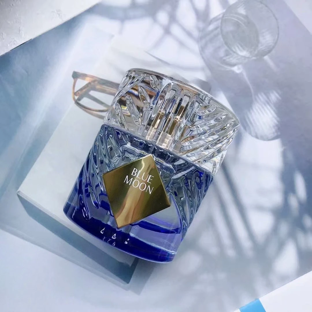 น้ำหอมแบรนด์พรีเมียม 50 มล. กลิ่นหอมสดชื่นจากผลไม้ ผสมผสานกลิ่นไม้หอมเข้มข้น กลิ่นอำพัน หรูหราและมีเสน่ห์ ให้ความรู้สึกดุจเสน่ห์อังกฤษ