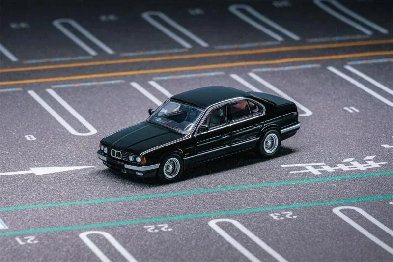 DCM 1:64 E34 5-Series Sedan limited500 Diecast Model Car