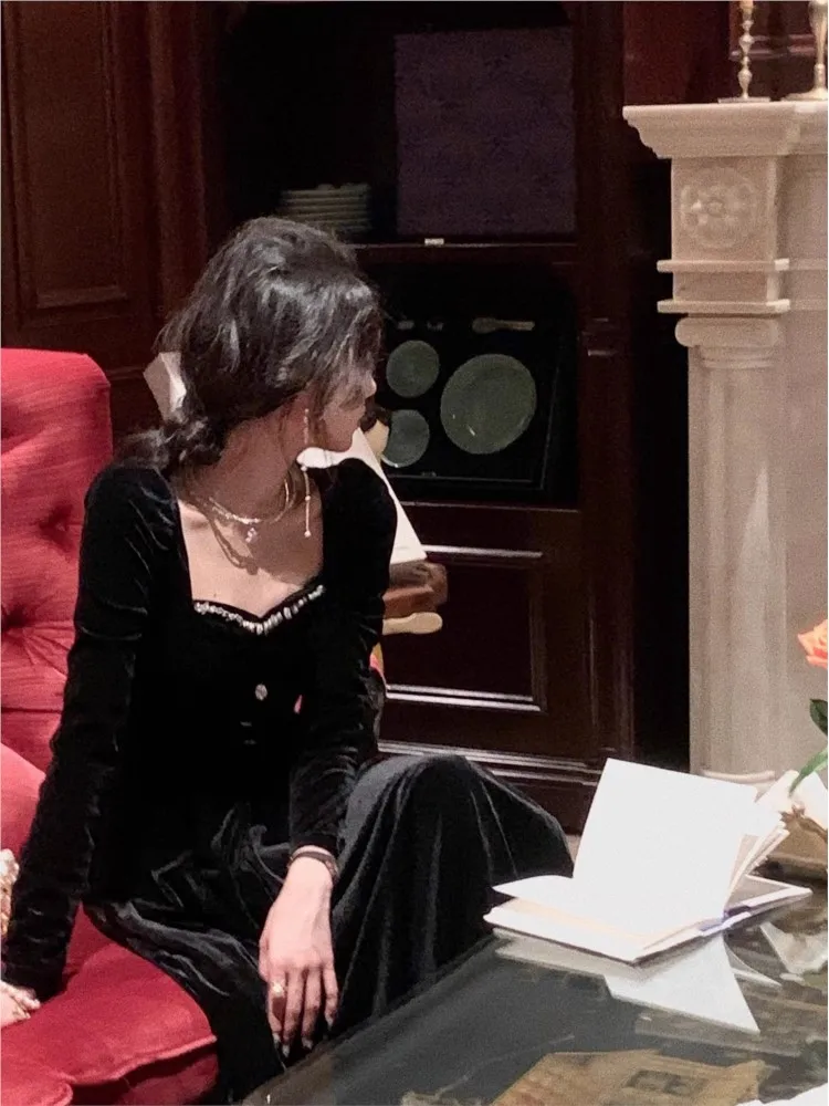 ชุดเดรสกำมะหยี่สีดำสไตล์เฮปเบิร์นประดับเพชรที่เอว