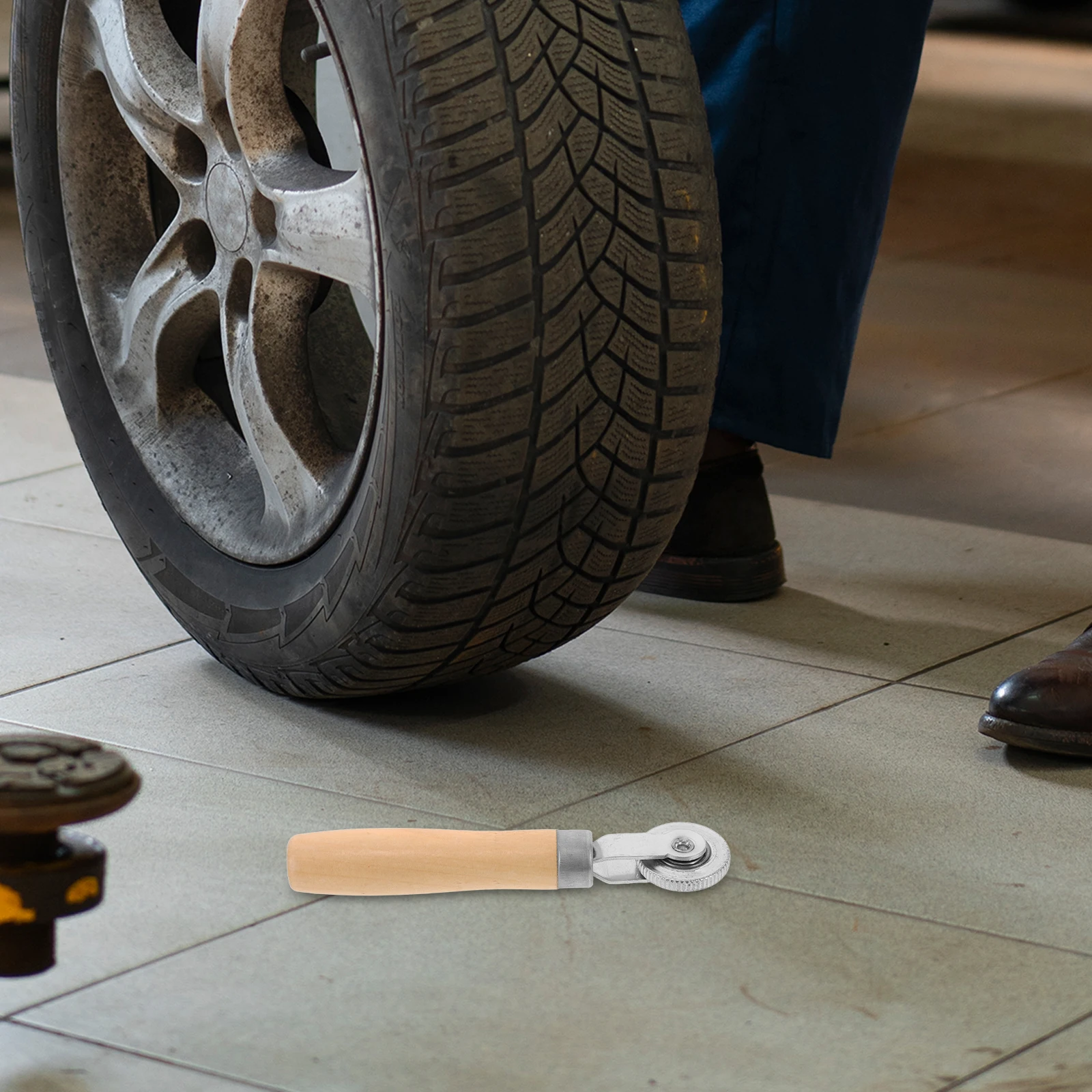 

1 pc Car Tire Repair Tool Wooden Handle Pressing Wheel Tire Repair Compaction Roller High Hardness Wear Resistant Sealing