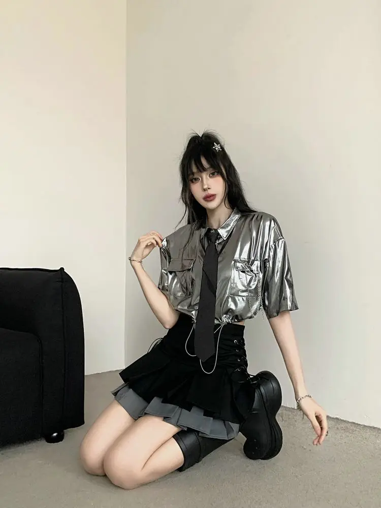 Ensemble chemise argentée à manches courtes + jupe plissée taille haute, tenue deux pièces tendance pour femmes, Y2K métallique Chic, cordon doux et Sexy