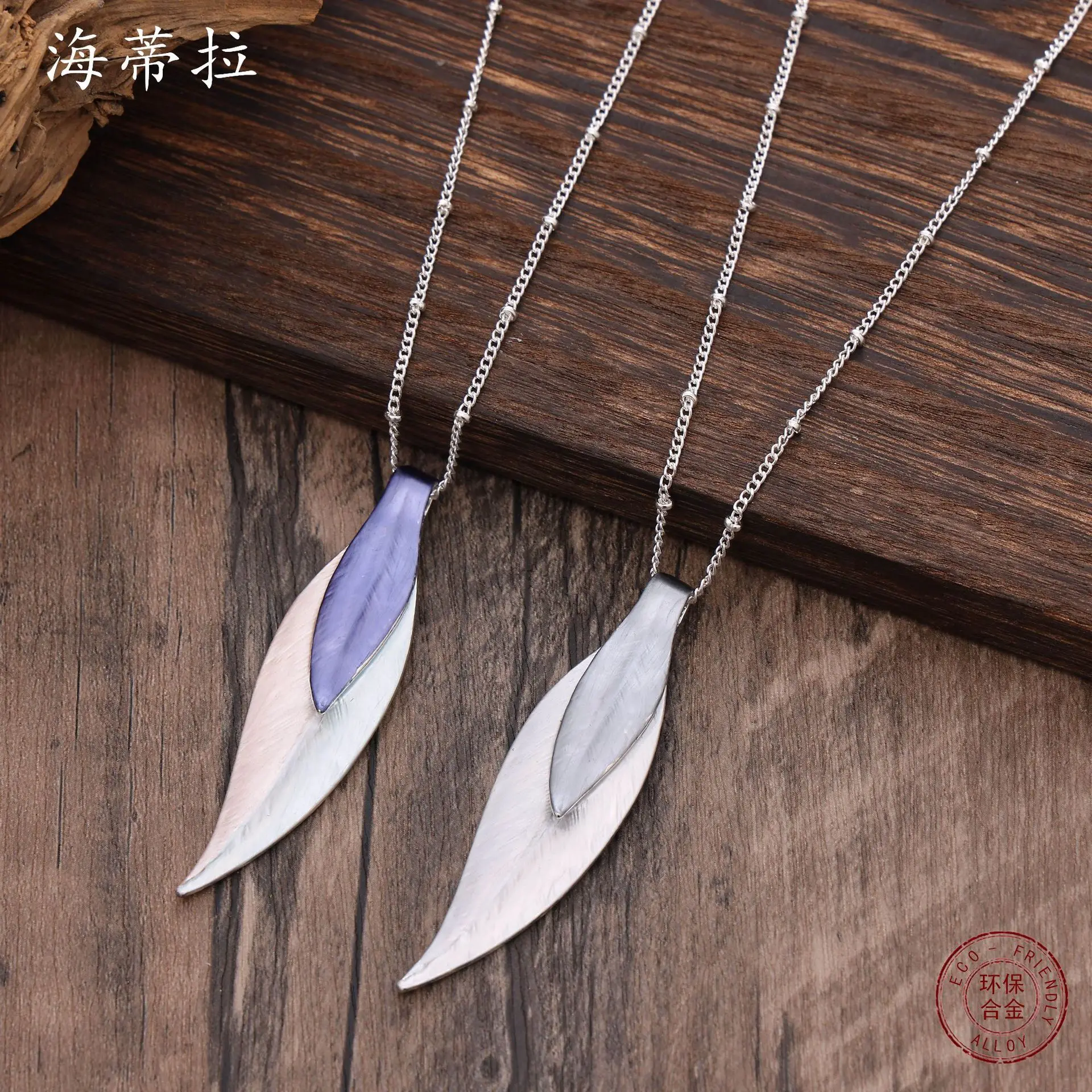 

Новый двухслойный кулон из цинкового сплава с перьями, модное высококачественное универсальное ожерелье с цветной масляной росписью.