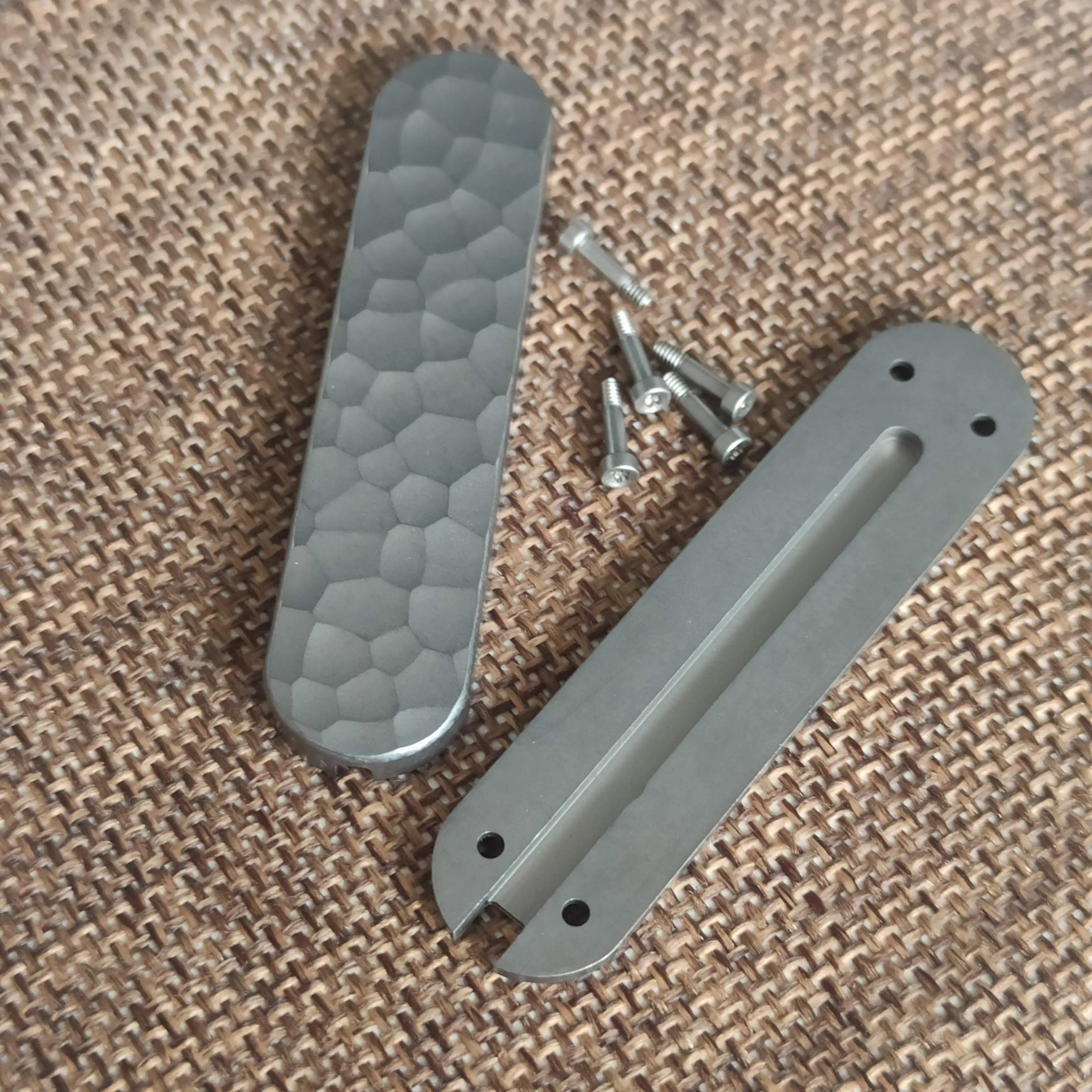 1 Paar TC4 Titan-Griffschalen mit Stiftschlitz für 58 mm Victorinox Schweizer Taschenmesser, DIY-Ersatzzubehör – Detail 6