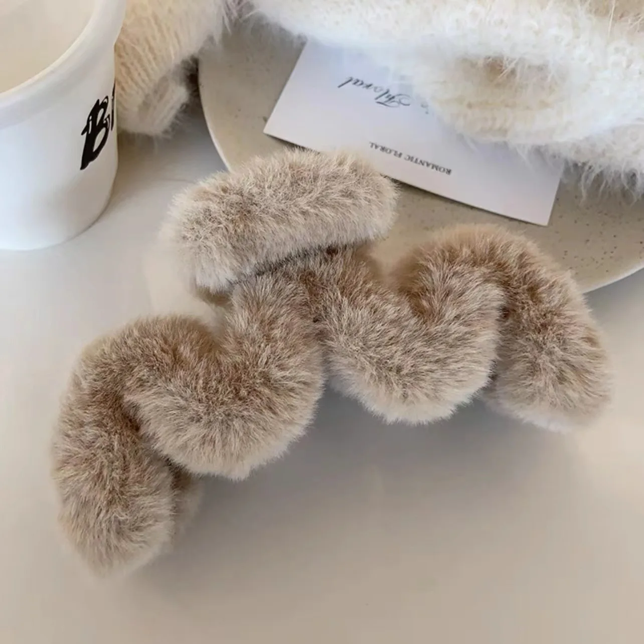 Coffee colored plush grab clip, large plate hair clip, elegant temperament at the back of the female head, 2023 new shark clip