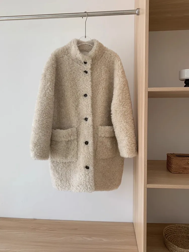 معطف فرو شتوي غير رسمي موديل 100% من Lambhair معطف فرو متكامل للنساء بياقة واقفة ونمط متوسط الطول