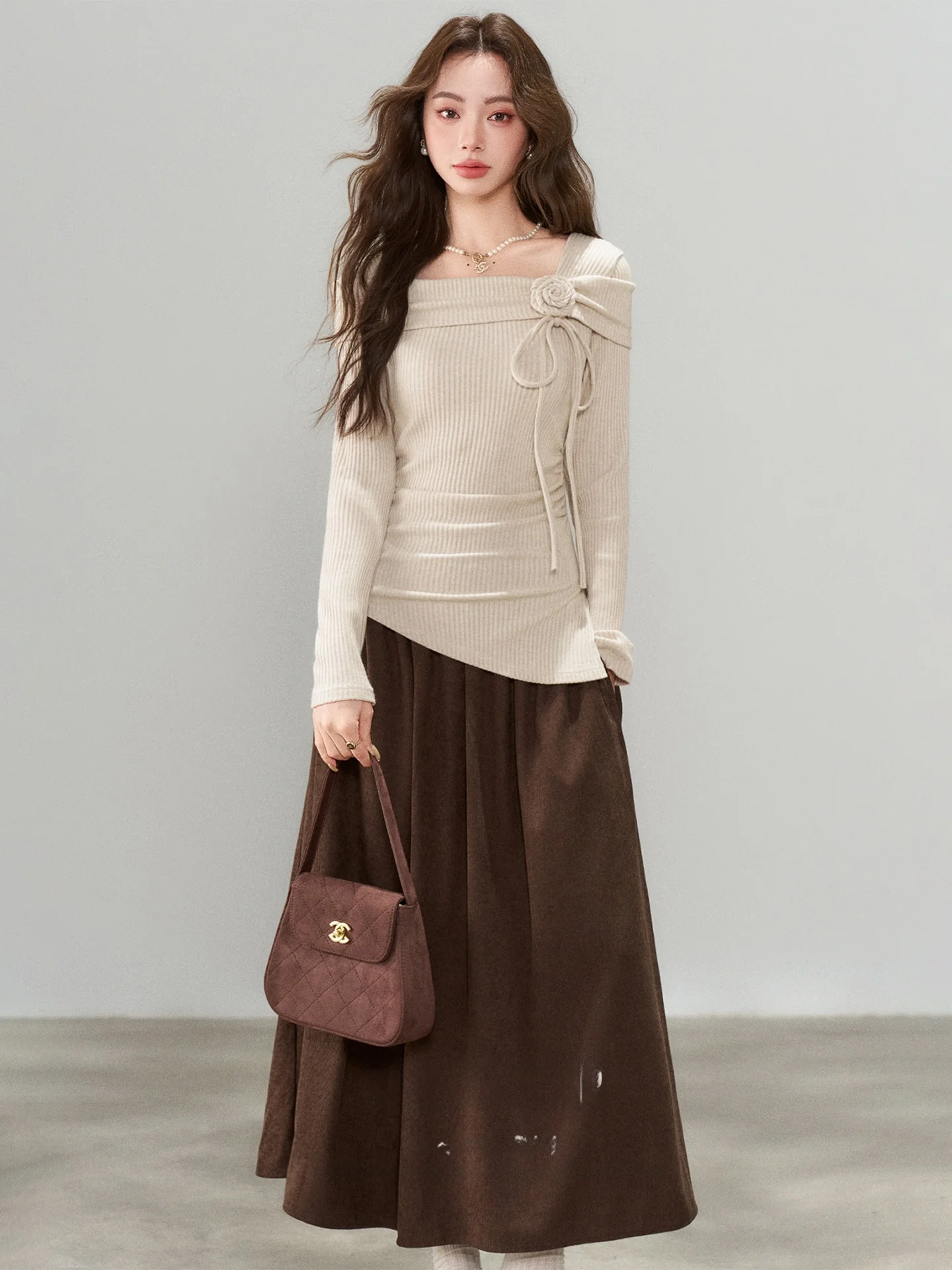 

Уникальный вязаный комплект из топа и юбки для женщин: шикарный осенне-зимний образ, с завышенной талией, с узлом, длинный рукав, классический крой.