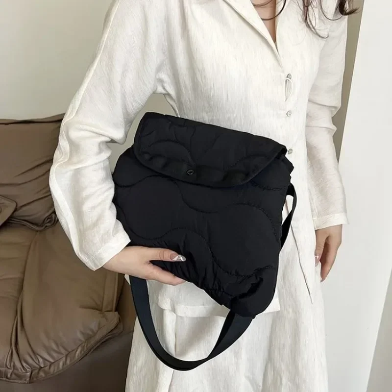 

Chic Vintage Letter Logo Diaper Bags For Women Minimalist Luxury Shoulder Bag Large Capacity Simple Commuter Bag Solid Color