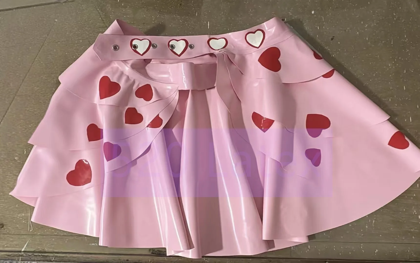 

Handmade Natural Latex Gummi Mini Skirt with Red Heart Decoration Open Front Waist Buckle Sexy Elegant Party Dress Three Layers