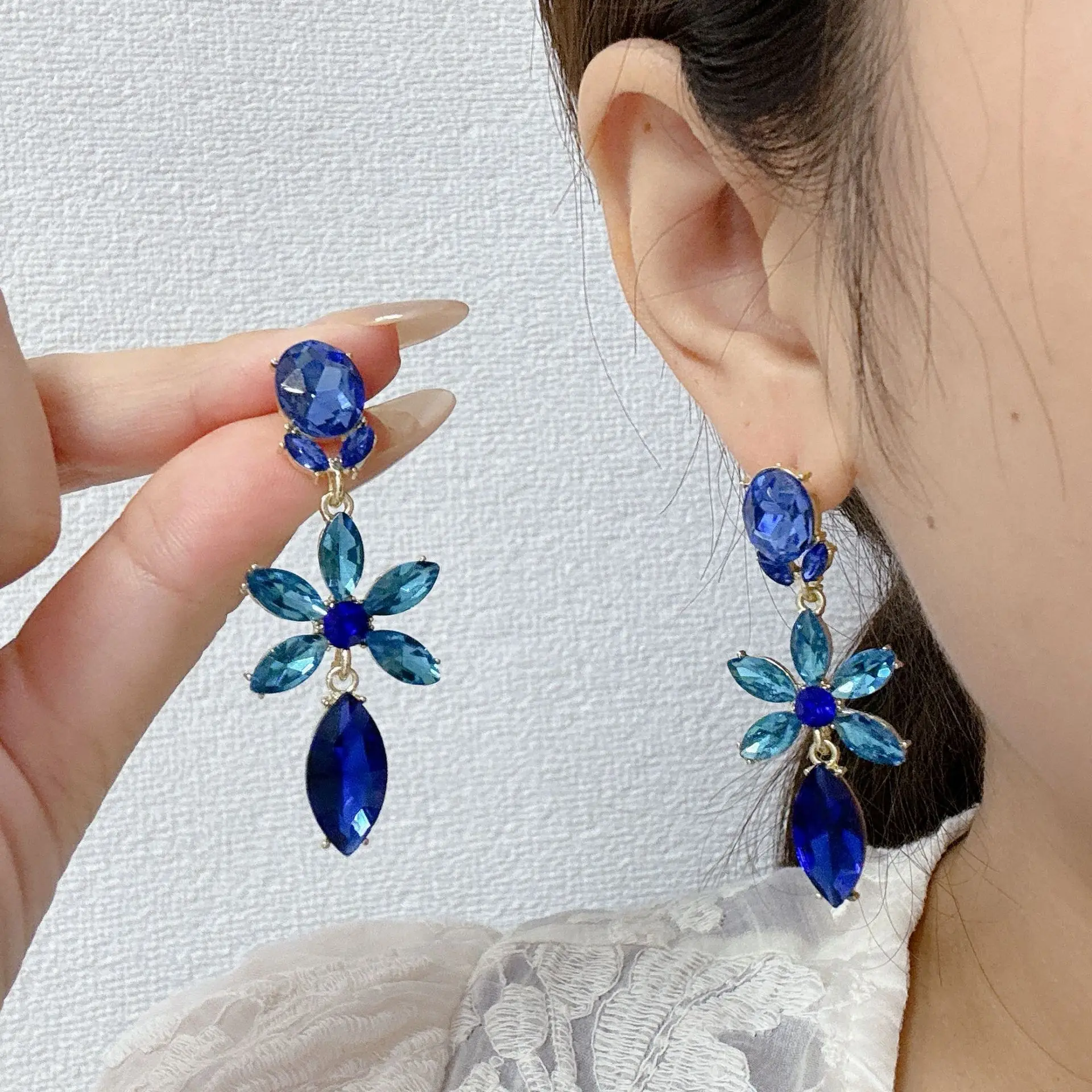 Zierliche Blumen-Ohrstecker für Frauen, Piercing, Knorpel-Ohrring, niedlicher Zirkon, goldfarben, ästhetischer Schmuck für Damen, Geschenk
