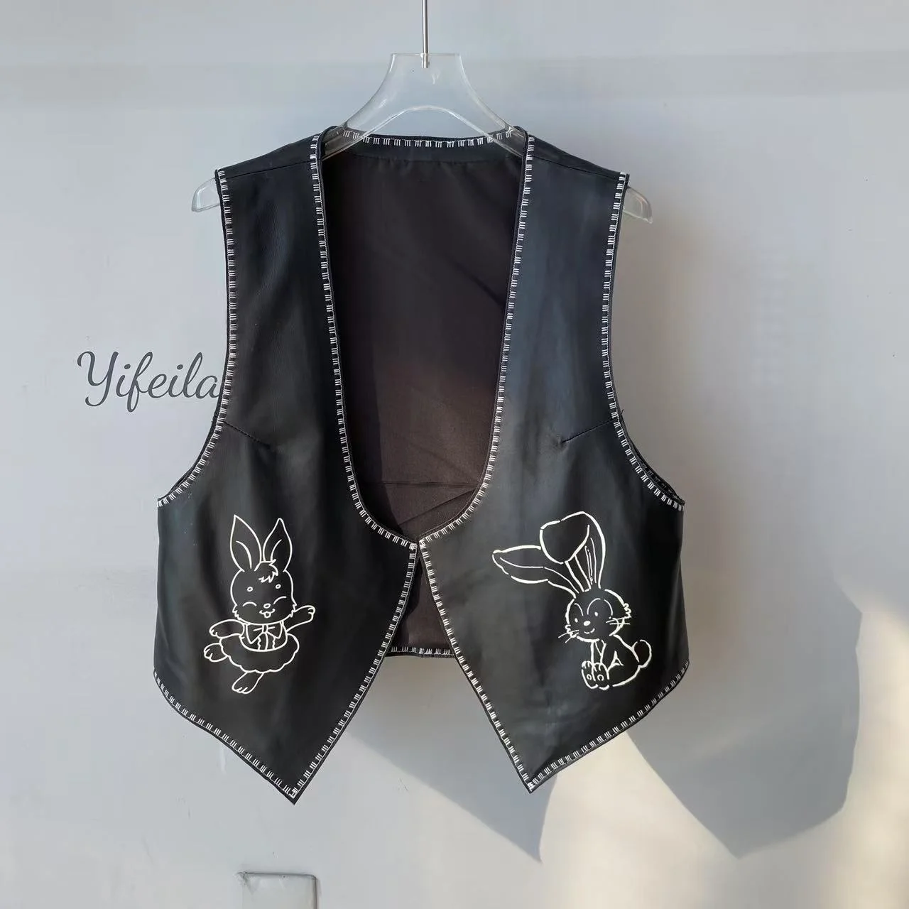 

Новая модная женская жилетка из натуральной кожи (скотчупи) с V-образным вырезом и принтом, осенняя коллекция 2025, для повседневной носки