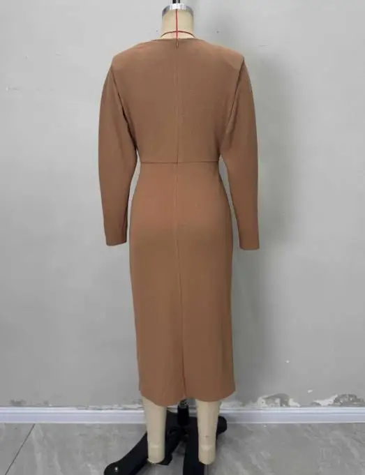2025 Autumn and Winter Womens Dresses Vintage Style Round Neck Long Sleeved Twisted Design Slim Fit New Mid Length Knitted Dress