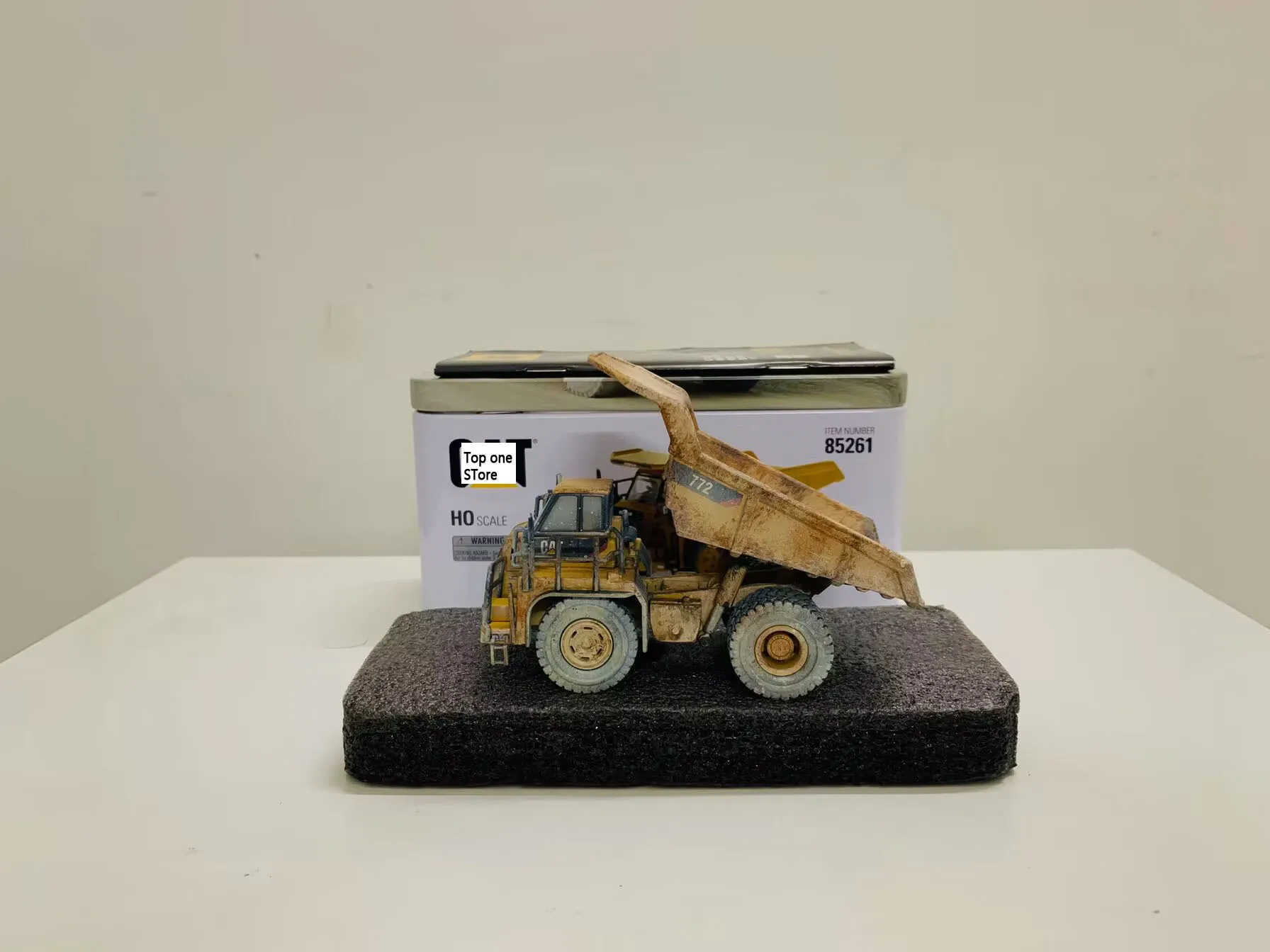 

772 Off-Highway Truck Muddy Edition 1:87 HO Scale Metal Model By DieCast Masters DM85261