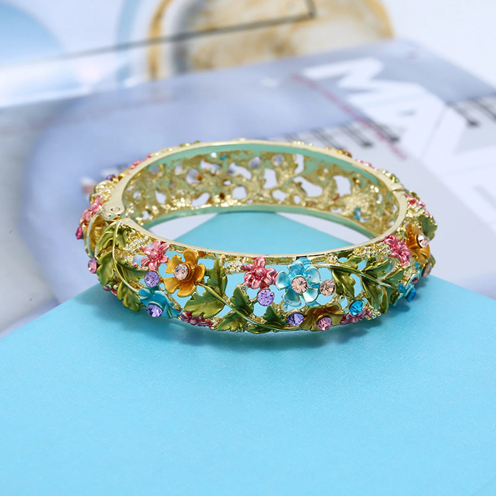 Woman Ethnic Style Bangle Hypo-allergenic Elegant Flower Charm Jewelry for Ladies and Mother Decoration