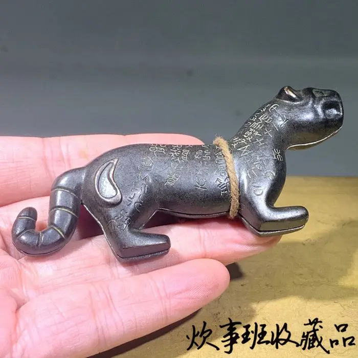 

Warring States genuine old goods bronze soldier talisman, Qinling Tiger talisman token, hand handle, pure copper carving, old