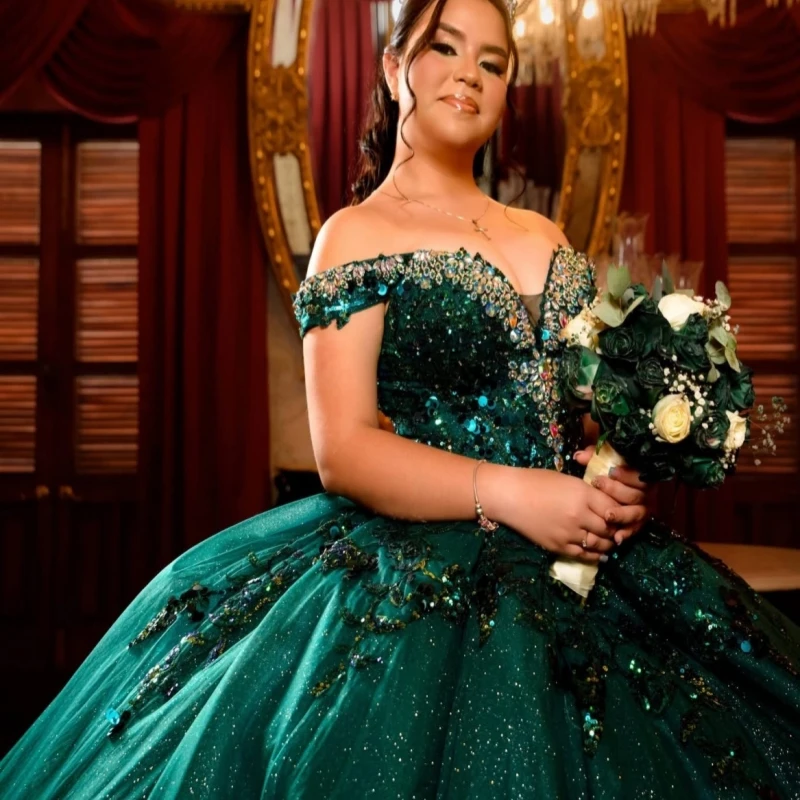 ダークグリーンの光沢のあるキンセアニェーラドレスオフショルダーアップリケレースビーズクリスタルタルパーティー誕生日スイート16ドレスvestidos