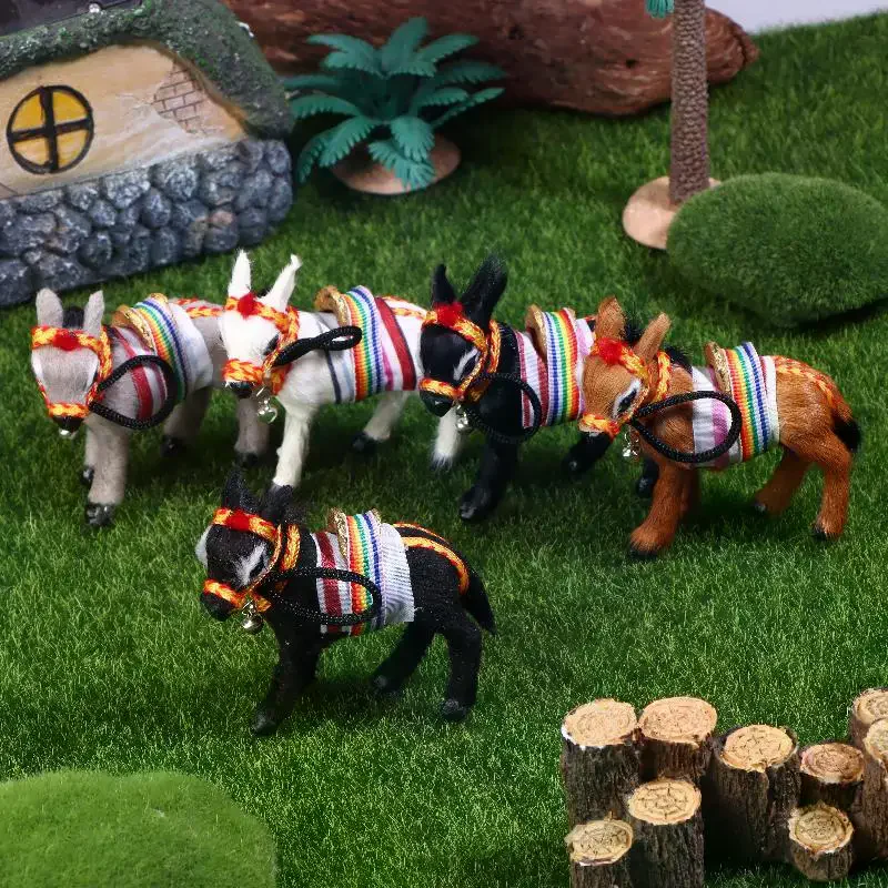 Encantadora estatuilla de burro negro con arnés de rayas coloridas y cascabel-estatua decorativa de escritorio para el hogar o la oficina para interiores