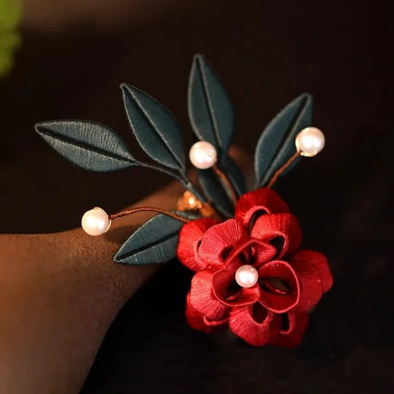 Chinese style modern Chinese style wrapped flower cheongsam brooch red, autumn and winter coat corsage pin retro accessories wom