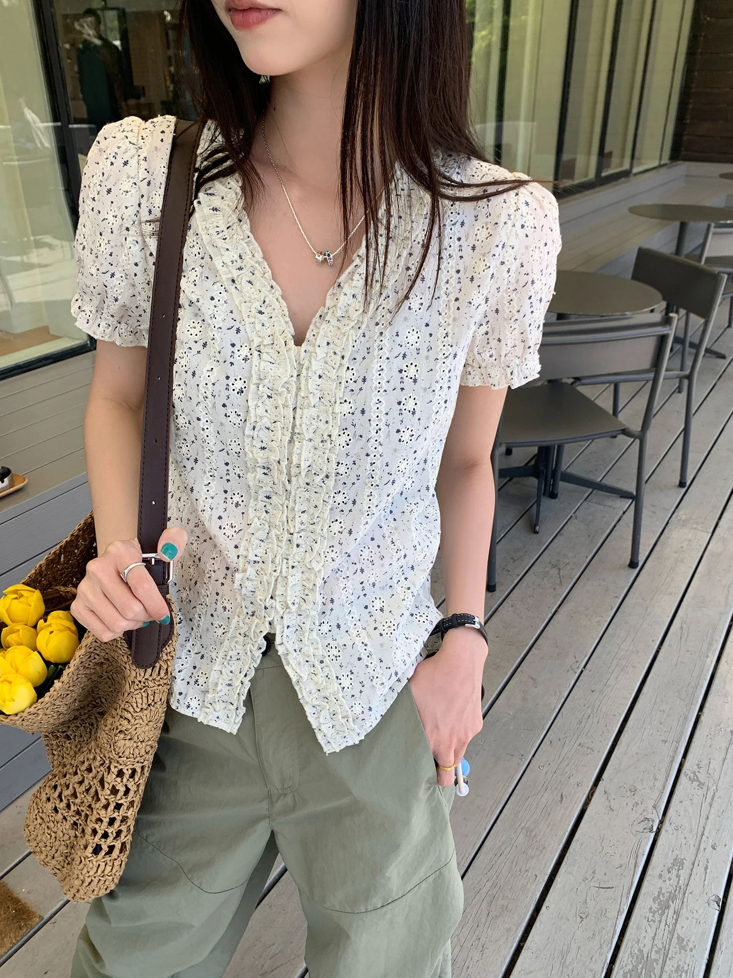 

Женская летняя хлопковая рубашка с цветочным принтом, V-образным вырезом, вырезами и рукавами-фонариками в корейском стиле, с дизайнерским принтом кролика.