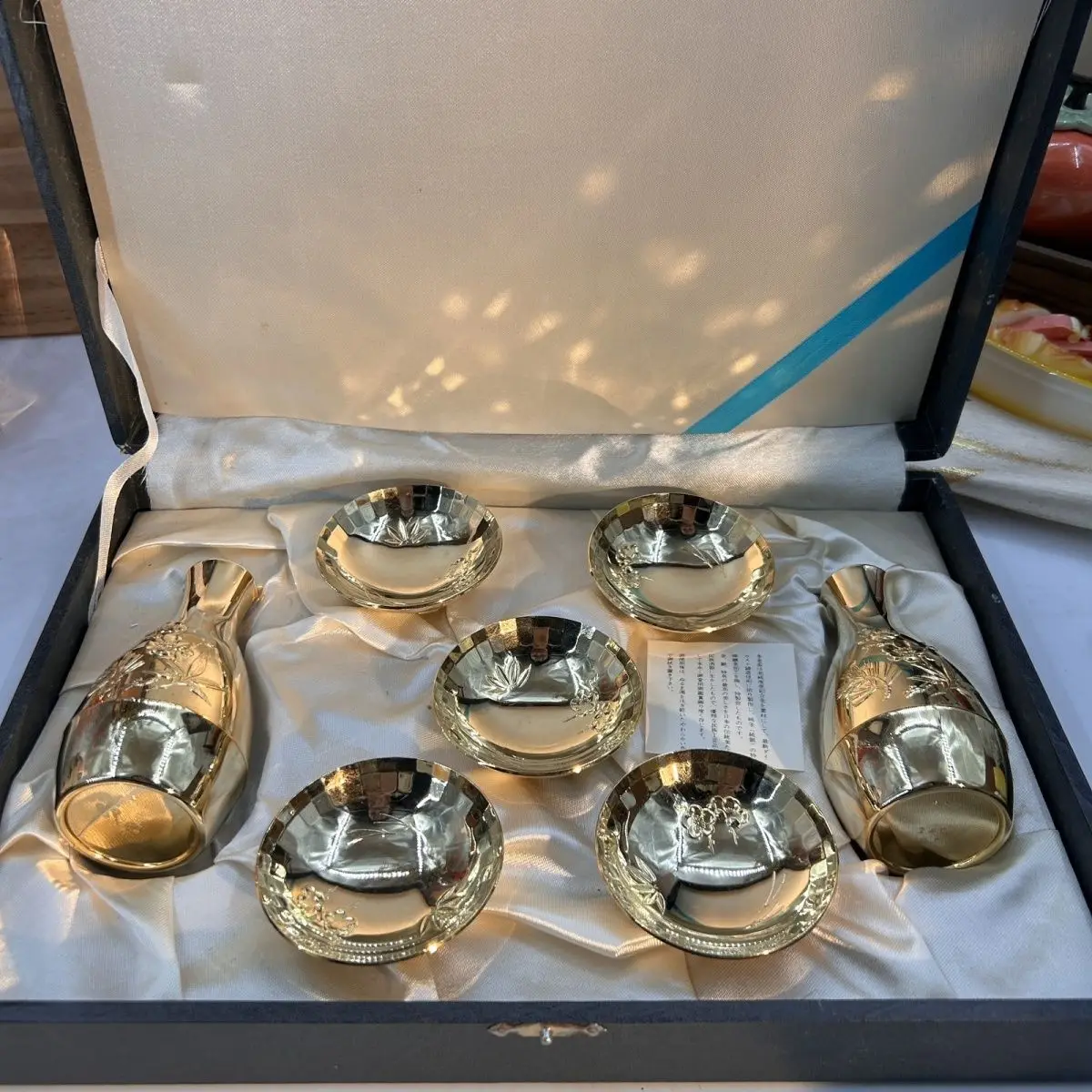 

Wine plating set Two pots and five cups magnet does not absorb embossed gilt Collection of good products