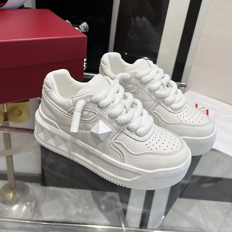 

2026 Leisure Fashion Women Sports Shoes Men Breathable Outdoor Running Shoes Classics Leather Casual Sneakers Male