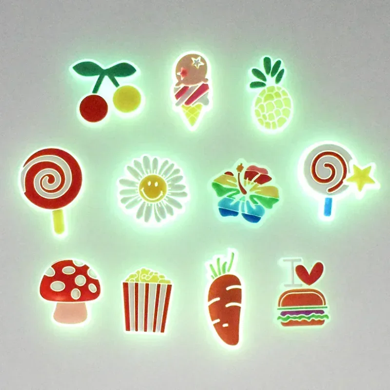 Boucles de chaussures en PVC brillant dans l'obscurité, 2 pièces, fruits, fraises, carottes, breloques, accessoires de décoration pour bracelets sabots, bricolage, cadeau unisexe