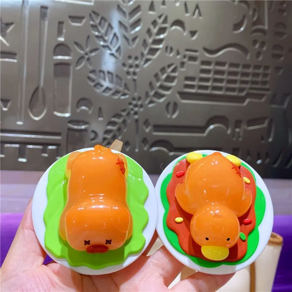 PVC Uv เปลี่ยนสีเครื่องประดับหัตถกรรมหมูเป็ดย่างตกแต่งตุ๊กตาตลกรูปปั้นเปลี่ยนสีเป็ด Figurine