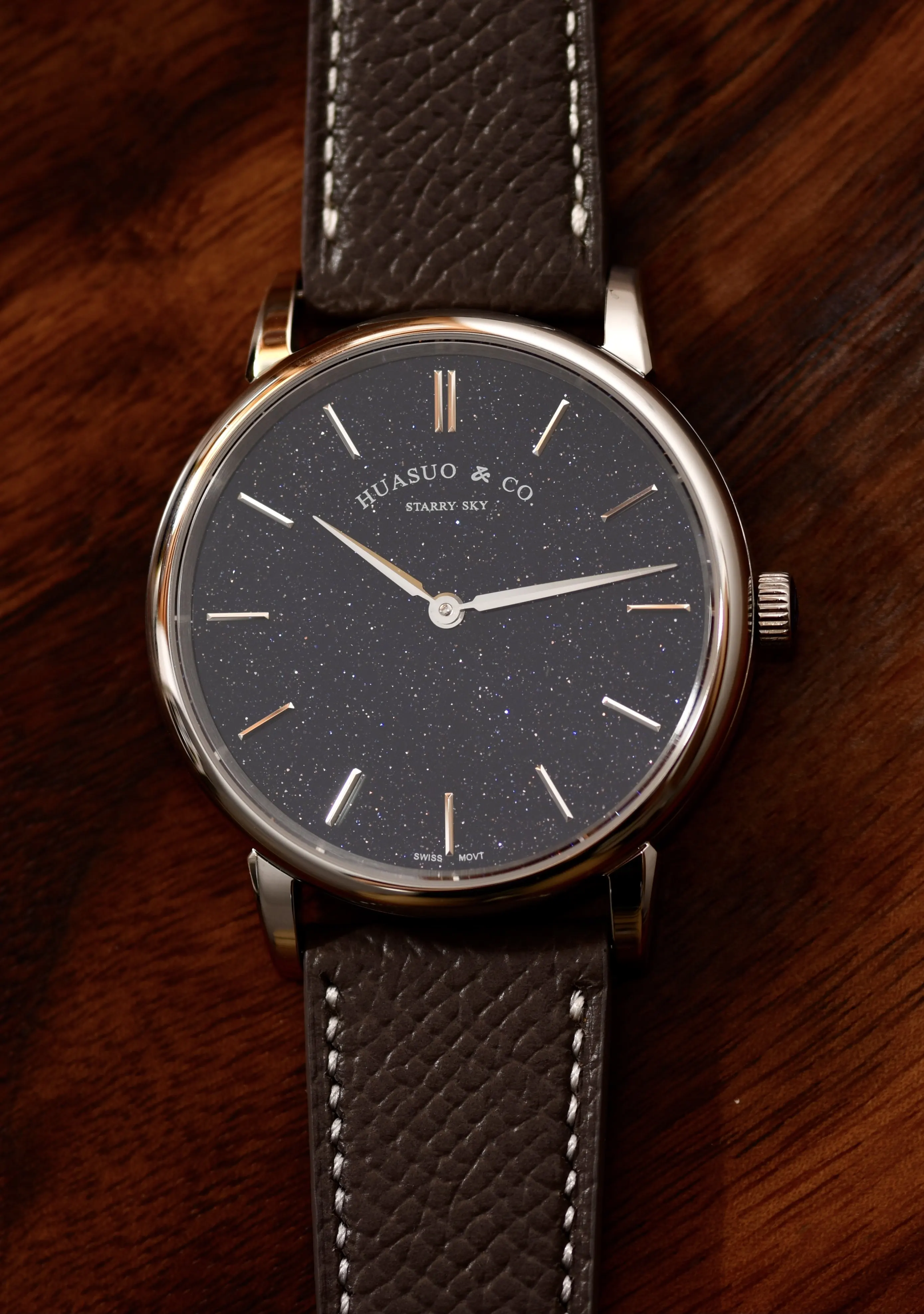 SW300 Reloj analógico con movimiento finamente molido Zafiro 9 mm Cielo estrellado ultrafino Parte inferior impermeable de 39 de diámetro